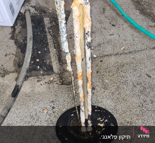 חלקי דוד שמש עם קורוזיה על הרצפה